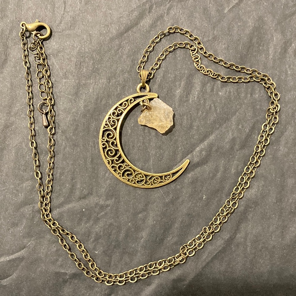 🤑3 for 20$🤑 
Gold tone moon necklace with gemstone